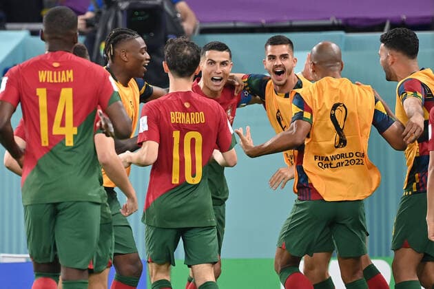 kolllektiver Torjubel um Cristiano RONALDO (POR) nach Tor zum 1-0, Jubel,Freude,Begeisterung,Aktion. Portugal (POR) - Ghana (GHA) 3-2 Gruppenphase Gruppe H am 24.11.2022, Stadium 974 Fussball Weltmeisterschaft 2022 in Katar vom 20.11. - 18.12.2022 *** colllective goal celebration around Cristiano RONALDO POR after goal to the 1 0, jubilation, joy, enthusiasm, action Portugal POR Ghana GHA 3 2 group phase group H on 24 11 2022, Stadium 974 Football World Cup 2022 in Qatar from 20 11 18 12 2022
