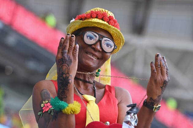 Kameruner Fan,Fussballfan, Schweiz (SUI) - Kamerun (CMR) 1-0 Gruppenphase Gruppe G am 24.11.2022, Al Janoub Stadium. Fussball Weltmeisterschaft 2022 in Katar vom 20.11. - 18.12.2022 *** Cameroon fan,soccer fan, Switzerland SUI Cameroon CMR 1 0 group stage group G on 24 11 2022, Al Janoub Stadium Football World Cup 2022 in Qatar from 20 11 18 12 2022