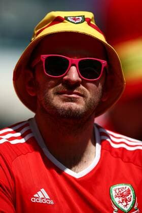 Mandatory Credit: Photo by Michael Zemanek Shutterstock (13634746g) A Welsh fan wearing pink sunglasses Wales v Iran, FIFA World Cup, WM, Weltmeisterschaft, Fussball 2022, Group B, Football, Ahmad Bin Ali Stadium, Ar-Rayyan, Qatar - 25 Nov 2022 Editorial Use Only Wales v Iran, FIFA World Cup 2022, Group B, Football, Ahmad Bin Ali Stadium, Ar-Rayyan, Qatar - 25 Nov 2022 Editorial Use Only  Copyright: xMichaelxZemanek Shutterstockx 13634746g