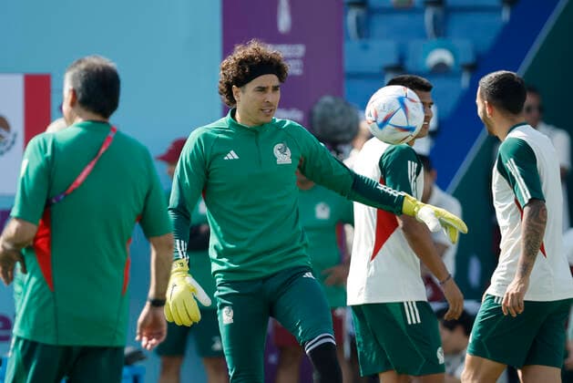 Mexico s goalkeeper Guillermo Ochoa (C) participates in his national team, Nationalteam s training session at Al Khor stadium in Doha, Qatar, 25 November 2022. Mexico is to face Argentina on 26 November in their group C s second match within FIFA World Cup, WM, Weltmeisterschaft, Fussball 2022. Mexico s training session !ACHTUNG: NUR REDAKTIONELLE NUTZUNG!  Copyright: xJOSExMENDEZx EVE869 20221125-67ee1d120a57fae78ffeecdd6327e89b47c6a67b