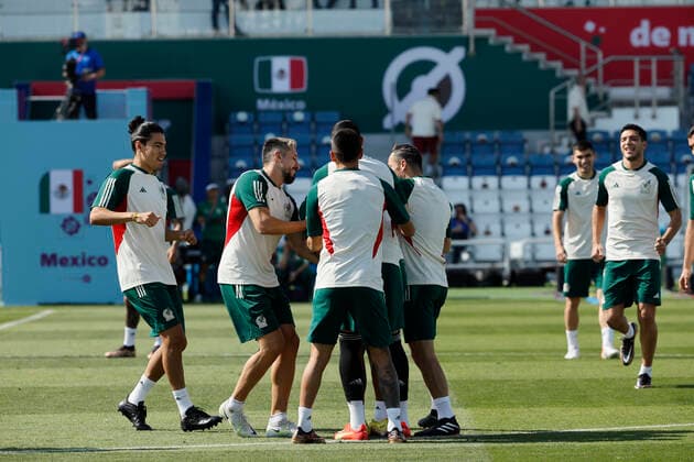 Mexico s players play with a ball during their national team, Nationalteam s training session at Al Khor stadium in Doha, Qatar, 25 November 2022. Mexico is to face Argentina on 26 November in their group C s second match within FIFA World Cup, WM, Weltmeisterschaft, Fussball 2022. Mexico s training session !ACHTUNG: NUR REDAKTIONELLE NUTZUNG!  Copyright: xJOSExMENDEZx EVE882 20221125-b07d0ecb581c29ac28542e568e66bcbebfa7dd8a