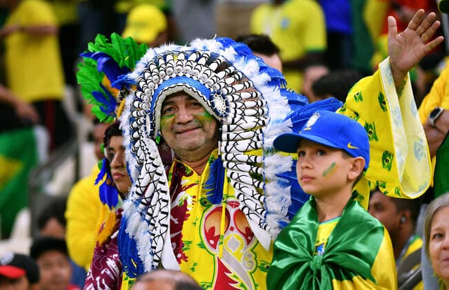Fussball, Weltmeisterschaft, 2022, Herren, Qatar, Gruppe G, 1. Spieltag, Lusail Iconic Stadium: Brasilien - Serbien 2:0; Fans Brasilien. Fan, Fans, Fankultur, Begeisterung. FIFA REGULATIONS PROHIBIT ANY USE OF PHOTOGRAPHS AS IMAGE SEQUENCES AND OR QUASI-VIDEO *** Football, World Cup, 2022, Men, Qatar, Group G, 1 Matchday, Lusail Iconic Stadium Brazil Serbia 2 0 Fans Brazil Fan, Fans, Fan Culture, Enthusiasm FIFA REGULATES PROHIBIT ANY USE OF PHOTOGRAPHS AS IMAGE SEQUENCES AND OR QUASI VIDEO