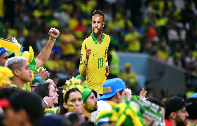 Fussball, Weltmeisterschaft, 2022, Herren, Qatar, Gruppe G, 1. Spieltag, Lusail Iconic Stadium: Brasilien - Serbien 2:0; Fans Brasilien mit Neymar Jr Foto. Fan, Fans, Fankultur, Begeisterung. FIFA REGULATIONS PROHIBIT ANY USE OF PHOTOGRAPHS AS IMAGE SEQUENCES AND OR QUASI-VIDEO *** Football, World Cup, 2022, Men, Qatar, Group G, 1 Matchday, Lusail Iconic Stadium Brazil Serbia 2 0 Fans Brazil with Neymar Jr Photo Fan, Fans, Fan Culture, Enthusiasm FIFA REGULATES PROHIBIT ANY USE OF PHOTOGRAPHS AS IMAGE SEQUENCES AND OR QUASI VIDEO