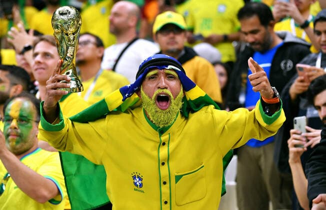 Fussball, Weltmeisterschaft, 2022, Herren, Qatar, Gruppe G, 1. Spieltag, Lusail Iconic Stadium: Brasilien - Serbien 2:0; Fans Brasilien. Fan, Fans, Fankultur, Begeisterung. FIFA REGULATIONS PROHIBIT ANY USE OF PHOTOGRAPHS AS IMAGE SEQUENCES AND OR QUASI-VIDEO *** Football, World Cup, 2022, Men, Qatar, Group G, 1 Matchday, Lusail Iconic Stadium Brazil Serbia 2 0 Fans Brazil Fan, Fans, Fan Culture, Enthusiasm FIFA REGULATES PROHIBIT ANY USE OF PHOTOGRAPHS AS IMAGE SEQUENCES AND OR QUASI VIDEO