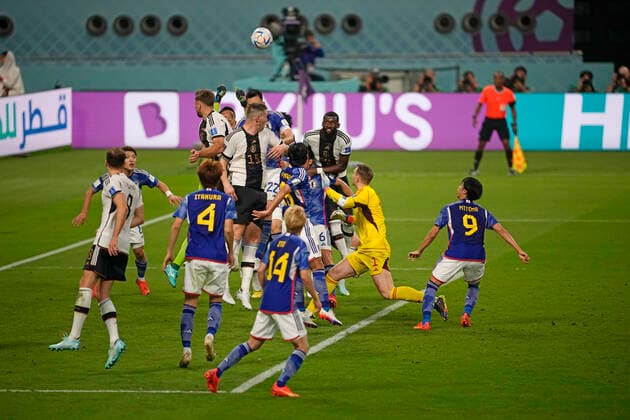 23.11.2022, Fussball Weltmeisterschaft 2022 in Katar, Vorrunde, 1.Spieltag, Deutschland - Japan, Khalifa International Stadium (Al-Rayyan), In der Schlussphase des Spieles stürmt sogar Torwart Manuel Neuer (2.v.re, Deutschland) im gegnerischen Strafraum um vergeblich die Niederlage zu verhindern. *** 23 11 2022, Football World Cup 2022 in Qatar, preliminary round, 1 match day, Germany Japan, Khalifa International Stadium Al Rayyan , In the final phase of the game even goalkeeper Manuel Neuer 2 v re, Germany rushes in the opponents penalty area in vain to prevent the defeat 