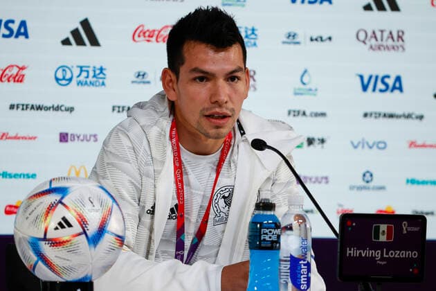 Mexico s midfielder Hirving Lozano addresses a press conference, PK, Pressekonferenz of his national team, Nationalteam at the Press Center in Doha, Qatar, 25 November 2022. Mexico is to face Argentina on 26 November in their group C s second match within FIFA World Cup, WM, Weltmeisterschaft, Fussball 2022. Mexico s press conference !ACHTUNG: NUR REDAKTIONELLE NUTZUNG!  Copyright: xJOSExMENDEZx EVE927 20221125-4510bef9889cf36ca2096c7539321000e1dd2157