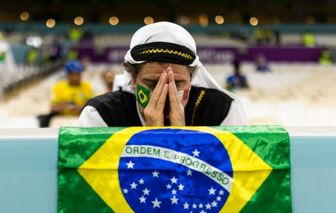 Doha, Qatar. 24th Nov, 2022. Brazil Fan prays Brazil - Serbia World Cup 2022 in Qatar 24.11.2022 Credit: Moritz Müller *** Doha, Qatar 24th Nov, 2022 Brazil Fan prays Brazil Serbia World Cup 2022 in Qatar 24 11 2022 Credit Moritz Müller