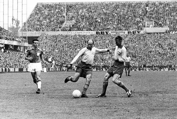 VM-final 1958 Sverige-Brasilien, match action. Fr.v Zagallo fotbollsspelare Brasilien, Gunnar Gren Sverige landslaget och oidentifierad svensk spelare. 1958-01-01 (c) Aftonbladet IBL Bildbyra * * * EXPRESSEN OUT * * * AFTONBLADET 560 fotboll x2512x Copyright: xAftonbladet TTx