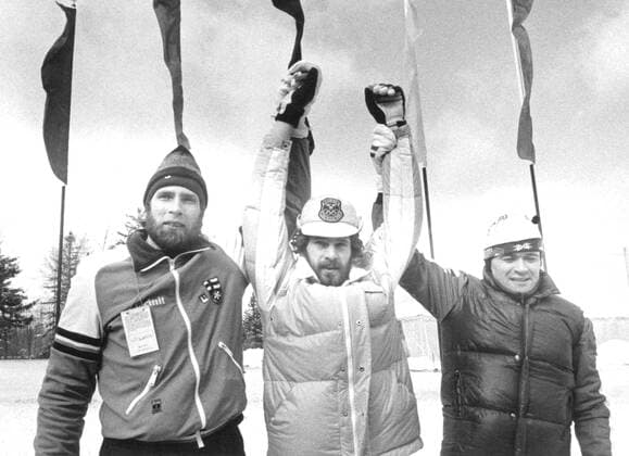 OS 1980 i Lake Placid. Vinter-OS. Längdskidor herrar 15 km. Segraren Thomas Wassberg, längdskidakare Sverige flankeras av 2:an Juha Mieto, längdskidakare Finland och t. h. Ove Aunli, längdskidakare Norge som tog brons, tävling action 1980-02-17 (c) JOHANSSON ROONY Aftonbladet IBL Bildbyra * * * EXPRESSEN OUT * * * AFTONBLADET 5600 svenska kändisar x2512x *** Olympic Games 1980 in Lake Placid Winter Olympics Cross-country skiing men 15 km The winner Thomas Wassberg, cross-country skier Sweden flanked by 2 an Juha Mieto, cross-country skier Finland and t h Ove Aunli, cross-country skier Norway who took bronze, competition action 1980 02 17 c JOHANSSON ROONY Aftonbladet IBL Bildbyra EXPRESSEN OUT AFTONBLADET 5600 Swedish celebrities x2512x  Copyright: xAftonbladet TTx OS LAKE PLACID 1980 WASSBERG