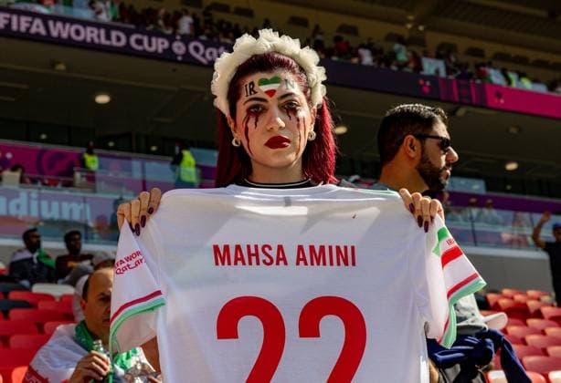 Sport Bilder des Tages Wales v Iran 2022 FIFA World Cup, WM, Weltmeisterschaft, Fussball 25 11 2022. Match 17 Iran fan protest with a Mahsa Armini shirt (arrested for not wearing a hijab) during the 2022 Fifa World Cup match between Wales and Iran at Ahmad bin Ali Stadium, Al Rayyan, Qatar on 25 November 2022. Editorial use only , Copyright: xNigelxKeenex PSI-16408-0046