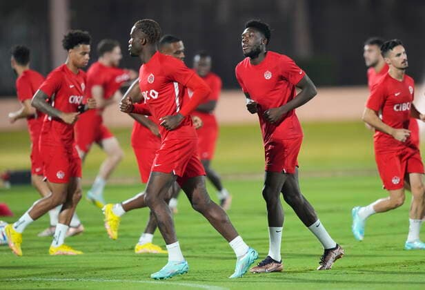 November 25, 2022, DOHA, QATAR: Canada star Alphonso Davies, second right, warms up with teammates during practice at the World Cup in Doha, Qatar, Friday, Nov. 25, 2022. Canada News - November 25, 2022 - ZUMAc35_ 20221125_zaf_c35_031 Copyright: xNathanxDenettex