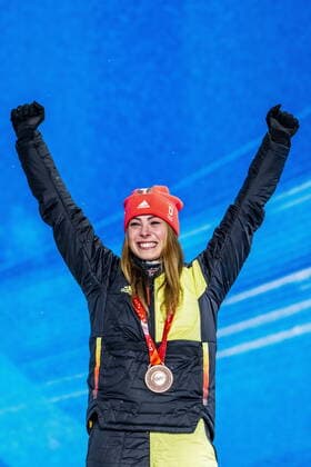 Tysklands Daniela Maier mottar sin bronsmedalj under medaljceremonin pa Medal Plaza i damernas skicross under vinter-OS i Peking, Kina, 2022. Zhangjiakou Kina x2512x *** Germanys Daniela Maier receives her bronze medal during the medal ceremony at Medal Plaza in the womens ski cross during the 2022 Winter Olympics in Beijing, China, Zhangjiakou China x2512x  Copyright: xORRExPONTUS Aftonbladetx OS 2022 skicross, medaljceremoni