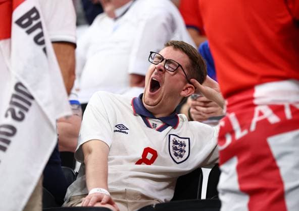 Sport Bilder des Tages Al Khor, Qatar, 25th November 2022. An England fan gives his verdict on the match during the FIFA World Cup, WM, Weltmeisterschaft, Fussball 2022 match at Al Bayt Stadium, Al Khor. Picture credit should read: David Klein Sportimage EDITORIAL USE ONLY. No use with unauthorised audio, video, data, fixture lists, club league logos or live services. Online in-match use limited to 120 images, no video emulation. No use in betting, games or single club league player publications. SPI-2065-0126