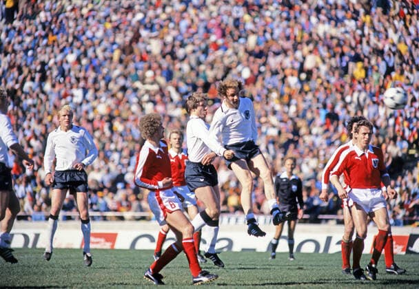 21.06.1978 Österreich - Deutschland Argentinien, Cordoba, 21.06.1978, Fussball, FIFA WM 1978 in Argentinien, Österreich - DFB Deutschland (3:2): v.l. Herbert Prohaska (Österreich), Klaus Fischer, Bernd Hölzenbein (beide Deutschland).