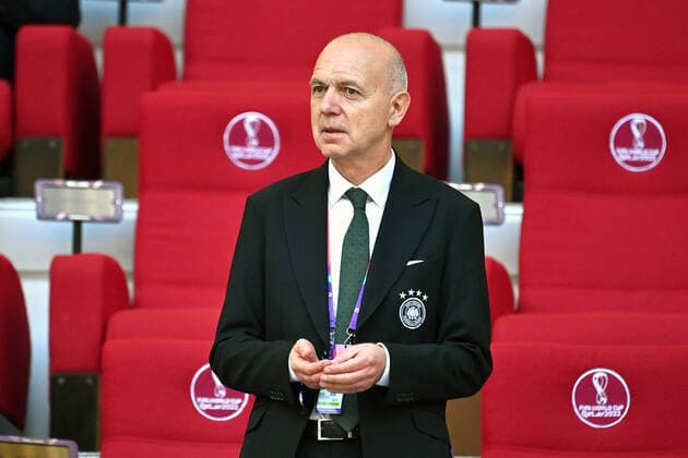 Bernd NEUENDORF (DFB Praesident), Einzelbild,angeschnittenes Einzelmotiv, Halbfigur,halbe Figur. Deutschland (GER) - Japan (JPN) 1-2 Gruppenphase Gruppe E am 23.11.2022, Khalifa International Stadium. Fussball Weltmeisterschaft 2022 in Katar vom 20.11. - 18.12.2022