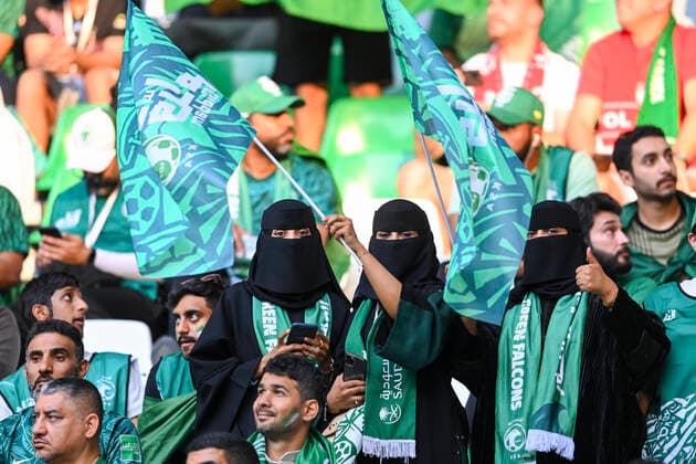 FUSSBALL WM 2022 VORRUNDE GRUPPE C Polen - Saudi-Arabien 26.11.2022 Vollverschleierte weibliche saudische Fans vor dem Spiel. *** FOOTBALL WORLD CUP 2022 PRE-ROUND GROUP C Poland Saudi Arabia 26 11 2022 Fully veiled female Saudi fans before the match