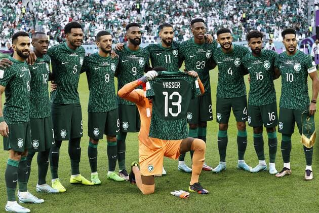 Bilder des Jahres, Sport 11 November Sport Themen der Woche KW47 Sport Bilder des Tages DOHA - (LR) Mohammed Al Burayk of Saudi Arabia, Saud Abdulhamid of Saudi Arabia, Mohammed Al Burayk of Saudi Arabia, Abdulelah Al Malki of Saudi Arabia., Firas Al Buraikan of Saudi Arabia, Saleh Al Shehri of Saudi -Arabia, Mohamed Kanno of Saudi Arabia, Abdulelah Al Amri of Saudi Arabia, Sami Al Najei of Saudi Arabia, Salem Al-Dawsari of Saudi Arabia show a shirt for Yasir Al Shahrani of Saudi Arabia during the FIFA World Cup, WM, Weltmeisterschaft, Fussball Qatar 2022 Group C match between Poland and Saudi Arabia at the Education City Stadium on November 26, 2022 in Doha, Qatar. AP Dutch Height MAURICE OF STONE FIFA World Cup Qatar 2022 2022 xVIxANPxSportx xMauricexvanxSteenxWKxIVx *** DOHA LR Mohammed Al Burayk of Saudi Arabia, Saud Abdulhamid of Saudi Arabia, Mohammed Al Burayk of Saudi Arabia, Abdulelah Al Malki of Saudi Arabia , Firas Al Buraikan of Saudi Arabia, Saleh Al Shehri of Saudi Arabia, Mohamed Kanno of Saudi Arabia, Abdulelah Al Amri of Saudi Arabia, Sami Al Najei of Saudi Arabia, Salem Al Dawsari of Saudi Arabia show a shirt for Yasir Al Shahrani of Saudi Arabia during the FIFA World Cup Qatar 2022 Group C match between Poland and Saudi Arabia at the Education City Stadium on November 26, 2022 in Doha, Qatar AP Dutch Height MAURICE OF STONE FIFA World Cup Qatar 2022 2022 xVIxANPxSportx xMauricexvanxSteenxWKxIVx 458370884 originalFilename: 458370884.jpg