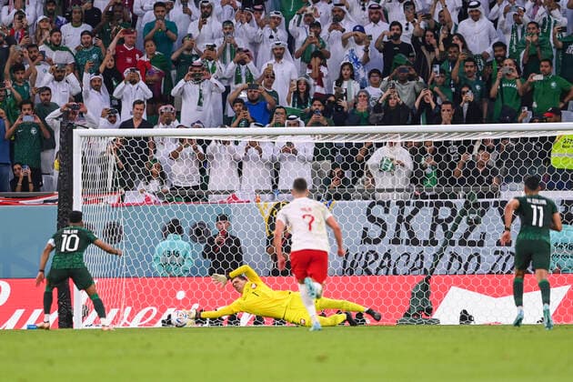FUSSBALL WM 2022 VORRUNDE GRUPPE C Polen - Saudi-Arabien 26.11.2022 Torwart Wojciech Szczesny (Polen) haelt einen Elfmeter. *** FOOTBALL WORLD CUP 2022 PRE-ROUND GROUP C Poland Saudi Arabia 26 11 2022 Goalkeeper Wojciech Szczesny Poland saves a penalty kick