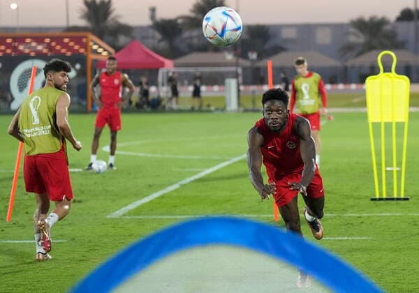 November 26, 2022, DOHA, QATAR: Canada forward Alphonso Davies, right, heads the ball in a drill during practice at the World Cup in Doha, Qatar on Saturday, November 26, 2022. Canada News - November 26, 2022  - ZUMAc35_ 20221126_zaf_c35_016 Copyright: xNathanxDenettex