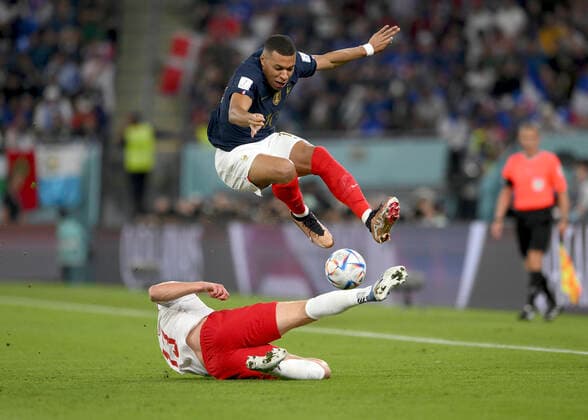 FUSSBALL WM 2022 VORRUNDE GRUPPE D Frankreich - Daenemark 26.11.2022 Rasmus Kristensen (li, Daenemark) gegen Kylian Mbappe (re, Frankreich) *** FOOTBALL World Cup 2022 PRE-ROUND GROUP D France Denmark 26 11 2022 Rasmus Kristensen left, Denmark vs Kylian Mbappe right, France