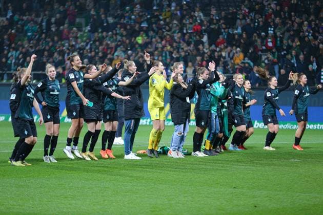 v.li.: Die Spielerinnen des SV Werder Bremen feiern nach dem Spiel, nach dem Abpfiff gemeinsam mit den Fans nach dem Spiel, Kulisse, Athmosphäre, Zuschauerrekord, bedanken sich bei den Fans, Zuschauern für die Unterstützung, Jubel, Freude, Begeisterung, 26.11.2022, Bremen (Deutschland), Fussball, Flyeralarm Frauen-Bundesliga, SV Werder Bremen - SC Freiburg *** v li The players of SV Werder Bremen celebrate after the game, after the final whistle together with the fans after the game, scenery, athmosphere, spectator record, thank the fans, spectators for the support, jubilation, joy, enthusiasm, 26 11 2022, Bremen Germany , Football, Flyeralarm Frauen Bundesliga, SV Werder Bremen SC Freiburg xobx