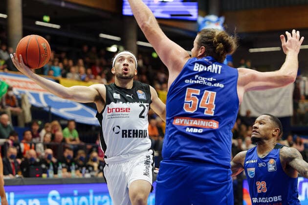 Sport Themen der Woche KW47 Sport Bilder des Tages Jarrod West (Bayreuth, 21), John Bryant (MBC, 54), Syntainics MBC vs. Medi Bayreuth, Basketball, Maenner, 8. Spieltag, 2022 2023, 26.11.2022, Syntainics MBC vs. Medi Bayreuth, Basketball, Maenner, 8. Spieltag, 2022 2023, 26.11.2022, Weissenfels *** Jarrod West Bayreuth, 21 , John Bryant MBC, 54 , Syntainics MBC vs Medi Bayreuth, basketball, mens, 8 game day, 2022 2023, 26 11 2022, Syntainics MBC vs Medi Bayreuth, basketball, mens, 8 game day, 2022 2023, 26 11 2022, Weissenfels. Copyright: xEibner-Pressefoto EckehardxSchulzx ep_eer