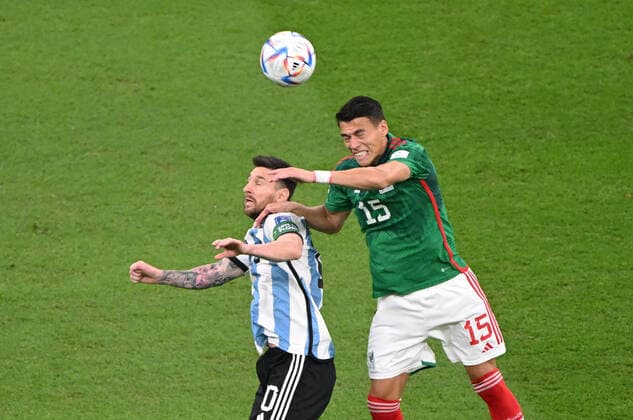 Fussball, Herren, Saison 2022 23, WM in Katar, Gruppe C (2. Spieltag), Argentinien - Mexiko im Lusail Iconic Stadium in Lusail, v. l. Lionel Messi (Argentinien), Hector Moreno (Mexico), 26.11. 2022, Copyright: xMatthiasxKochx