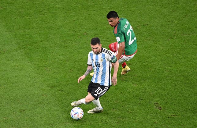 Fussball, Herren, Saison 2022 23, WM in Katar, Gruppe C (2. Spieltag), Argentinien - Mexiko im Lusail Iconic Stadium in Lusail, v. l. Lionel Messi (Argentinien), Jesus Gallardo (Mexico), 26.11. 2022, Copyright: xMatthiasxKochx