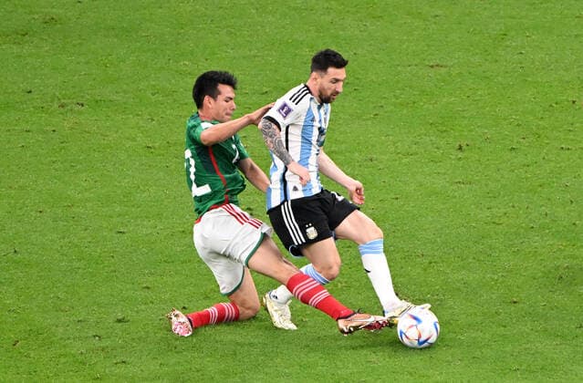 Fussball, Herren, Saison 2022 23, WM in Katar, Gruppe C (2. Spieltag), Argentinien - Mexiko im Lusail Iconic Stadium in Lusail, v. l. Hirving Lozano (Mexico), Lionel Messi (Argentinien), 26.11. 2022, Copyright: xMatthiasxKochx