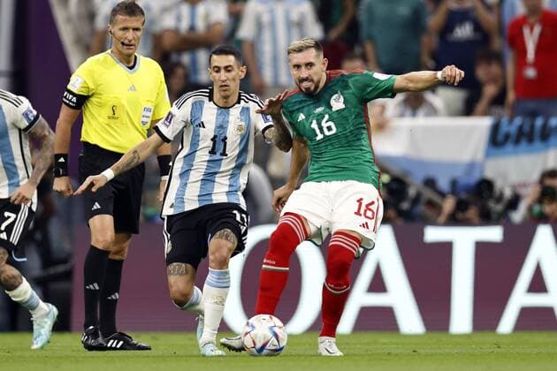 LUSAIL CITY - (lr)Referee Daniele Orsato, Angel Di Maria of Argentina, Hector Herrera of Mexico during the FIFA World Cup, WM, Weltmeisterschaft, Fussball Qatar 2022 group C match between Argentina and Mexico at Lusail Stadium on November 26, 2022 in Lusail City, Qatar. AP Dutch Height MAURICE OF STONE FIFA World Cup Qatar 2022 2022 xVIxANPxSportx xMauricexvanxSteenxWKxIVx