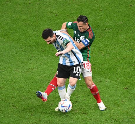 Fussball, Herren, Saison 2022 23, WM in Katar, Gruppe C (2. Spieltag), Argentinien - Mexiko im Lusail Iconic Stadium in Lusail, v. l. Lionel Messi (Argentinien), Andres Guardado (Mexico), 26.11. 2022, Copyright: xMatthiasxKochx