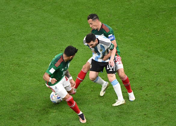 Fussball, Herren, Saison 2022 23, WM in Katar, Gruppe C (2. Spieltag), Argentinien - Mexiko im Lusail Iconic Stadium in Lusail, v. l. Alexis Vega (Mexico), Lionel Messi (Argentinien), Andres Guardado (Mexico), 26.11. 2022, Copyright: xMatthiasxKochx