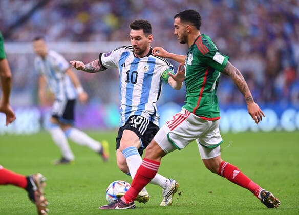 FUSSBALL WM 2022 VORRUNDE GRUPPE C Argentinien - Mexiko 26.11.2022 Lionel Messi (li, Argentinien) gegen Erick Gutierrez (re, Mexiko)