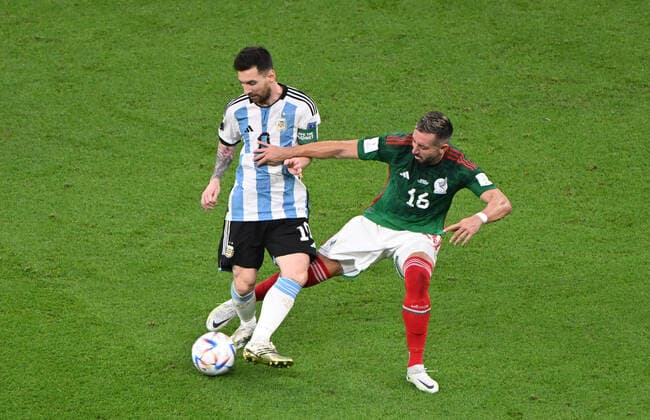 Fussball, Herren, Saison 2022 23, WM in Katar, Gruppe C (2. Spieltag), Argentinien - Mexiko im Lusail Iconic Stadium in Lusail, v. l. Lionel Messi (Argentinien), Hector Herrera (Mexico), 26.11. 2022, Copyright: xMatthiasxKochx