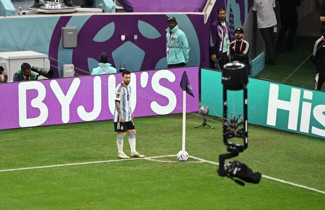 Fussball, Herren, Saison 2022 23, WM in Katar, Gruppe C (2. Spieltag), Argentinien - Mexiko im Lusail Iconic Stadium in Lusail, v. l. Lionel Messi (Argentinien), Spidercam, 26.11. 2022, Copyright: xMatthiasxKochx