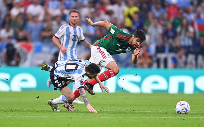 FUSSBALL WM 2022 VORRUNDE GRUPPE C Argentinien - Mexiko 26.11.2022 Lionel Messi (li, Argentinien) gegen Nestor Araujo (re, Mexiko)