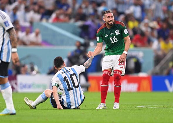 FUSSBALL WM 2022 VORRUNDE GRUPPE C Argentinien - Mexiko 26.11.2022 Hector Herrera (re, Mexiko) hilft Lionel Messi (li, Argentinien) auf die Beine