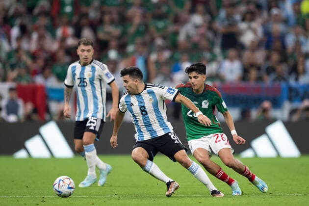 LUSAIL CITY, QATAR - NOVEMBER 26: Marcos Acuna of Argentina takes the ball past Kevin AÂlvarez of Mexico during the FIFA World Cup, WM, Weltmeisterschaft, Fussball Qatar 2022 Group C match between Argentina and Mexico at Lusail Stadium on November 26, 2022 in Lusail City, Qatar. (Photo by Sebastian Frej) WCS  Copyright: xSebastianxFrej