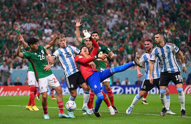 FUSSBALL WM 2022 VORRUNDE GRUPPE C Argentinien - Mexiko 26.11.2022 Kevin Alvarez (li) und Torwart Guillermo Ochoa (3.v.l., beide Mexiko) gegen Lisandro Martinez (2.v.l., Argentinien)