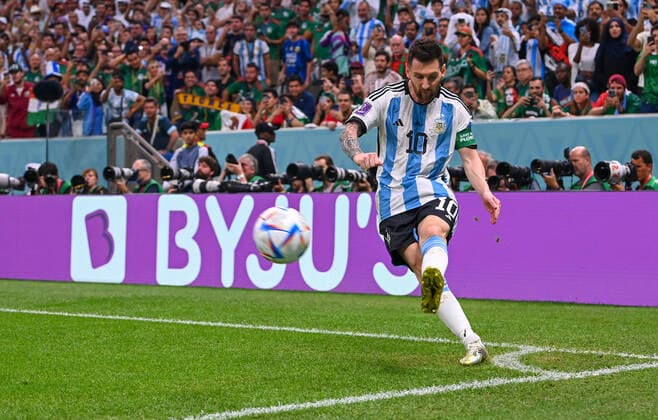 FUSSBALL WM 2022 VORRUNDE GRUPPE C Argentinien - Mexiko 26.11.2022 Lionel Messi fuehrt eine Ecke aus