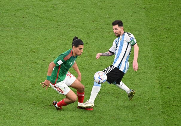 Fussball, Herren, Saison 2022 23, WM in Katar, Gruppe C (2. Spieltag), Argentinien - Mexiko im Lusail Iconic Stadium in Lusail, v. l. Erick Gutierrez (Mexico), Lionel Messi (Argentinien), 26.11. 2022, Copyright: xMatthiasxKochx