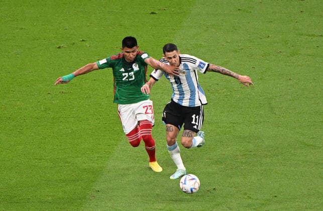 Fussball, Herren, Saison 2022 23, WM in Katar, Gruppe C (2. Spieltag), Argentinien - Mexiko im Lusail Iconic Stadium in Lusail, v. l. Jesus Gallardo (Mexico), Angel Di Maria (Argentinien), 26.11. 2022, Copyright: xMatthiasxKochx