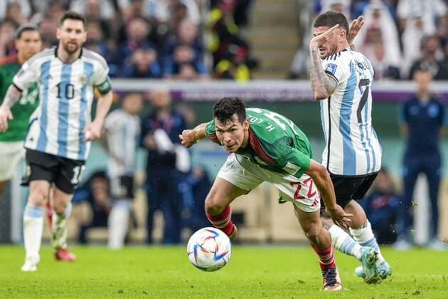 AL DAAYEN, 26-11-2022 Lusail Stadium World Cup 2022 in Qatar game between Argentina vs Mexico , Mexico player Hirving Lozano and Argentina player Rodrigo de Paul Argentina - Mexico  x19366337x Copyright:
