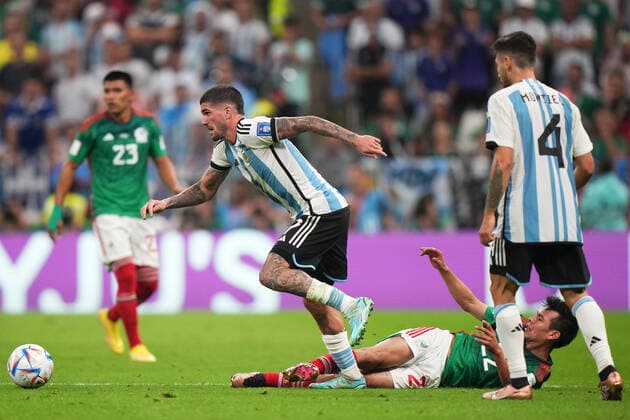 QAT: Argentina - Mexico. FIFA World Cup, WM, Weltmeisterschaft, Fussball Qatar 2022 Lozano of Mexico and Rodrigo de Paul of Argentina during the FIFA World Cup Qatar 2022 match, Group C, between Argentina and Mexico played at Lusail Stadium on Nov 26, 2022 in Lusail, Qatar. Copyright: xBaguxBlancox xPRESSINx WC_221126_605