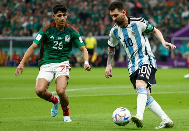 Lionel Messi (R) of Argentina vies for the ball with Kevin ALvarez of México during a FIFA World Cup, WM, Weltmeisterschaft, Fussball soccer match of the group phase between Argentina and México at Lusail stadium in Lusail, Qatar 25 November 2022. Soccer World Cup 2022: Argentina vs. Mexico !ACHTUNG: NUR REDAKTIONELLE NUTZUNG!  Copyright: xRodrigoxJiménezx GR6175 0195202742st