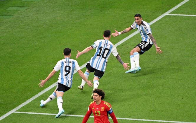 Fussball, Herren, Saison 2022 23, WM in Katar, Gruppe C (2. Spieltag), Argentinien - Mexiko im Lusail Iconic Stadium in Lusail, v. l. Julian Alvarez (Argentinien), Lionel Messi (Argentinien), Angel Di Maria (Argentinien), Jubel nach Tor zum 1:0, unten Torhüter Guillermo Ochoa (Mexico), 26.11. 2022, Copyright: xMatthiasxKochx