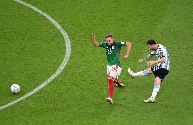 Fussball, Herren, Saison 2022 23, WM in Katar, Gruppe C (2. Spieltag), Argentinien - Mexiko im Lusail Iconic Stadium in Lusail, Lionel Messi (Argentinien) erzielt das Tor zum 1:0 gegen Hector Herrera (Mexico), 26.11. 2022, Copyright: xMatthiasxKochx