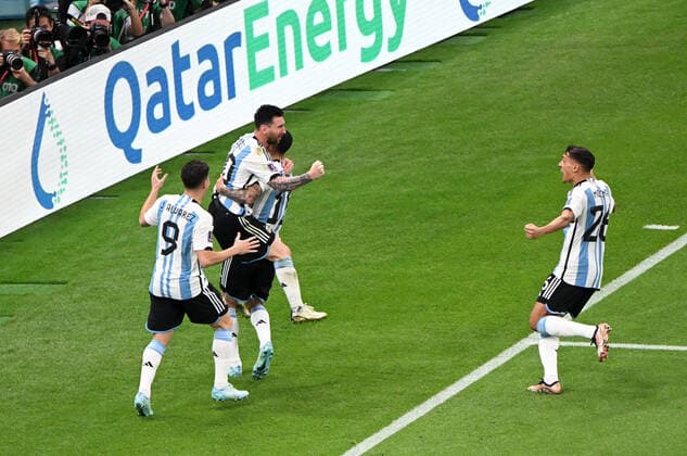 Fussball, Herren, Saison 2022 23, WM in Katar, Gruppe C (2. Spieltag), Argentinien - Mexiko im Lusail Iconic Stadium in Lusail, v. l. Julian Alvarez (Argentinien), Lionel Messi (Argentinien), Angel Di Maria (Argentinien), Nahuel Molina (Argentinien), Jubel nach Tor zum 1:0, 26.11. 2022, Copyright: xMatthiasxKochx