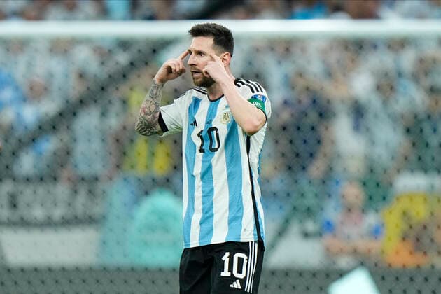 Argentina v Mexico: Group C - FIFA World Cup, WM, Weltmeisterschaft, Fussball Qatar 2022 Lionel Messi right winger of Argentina and Paris Saint-Germain gestures during the FIFA World Cup Qatar 2022 Group C match between Argentina and Mexico at Lusail Stadium on November 26, 2022 in Lusail City, Qatar. Lusail City Qatar  Copyright: xJosexBretonx originalFilename:breton-argentin221126_npJmc.jpg