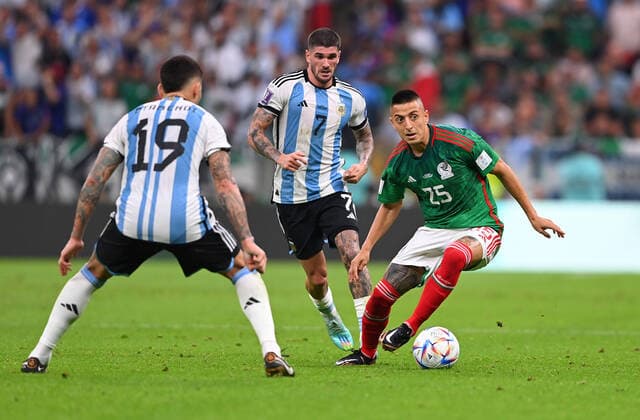 FUSSBALL WM 2022 VORRUNDE GRUPPE C Argentinien - Mexiko 26.11.2022 Nicolas Otamendi (li) und Rodrigo de Paul (Mitte, beide Argentinien) gegen Roberto Alvarado (re, Mexiko)